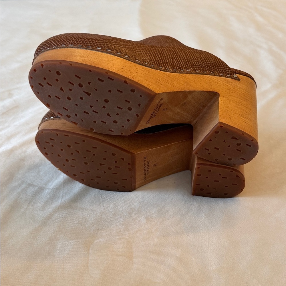 Like new! Charlotte Stone Textured Platform Clogs, sz 8 - Picture 5 of 5